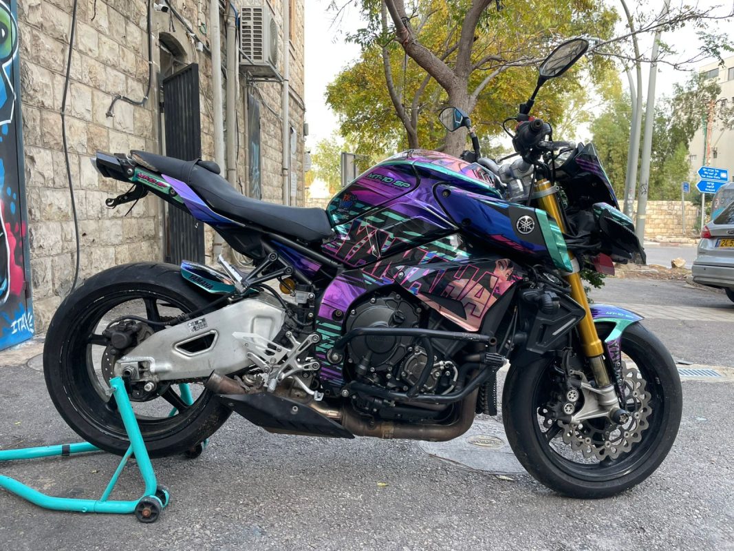 Yamaha MT10   ₪ 2500    עיצוב אישי כולל הדבקה  חומר כרום כסף